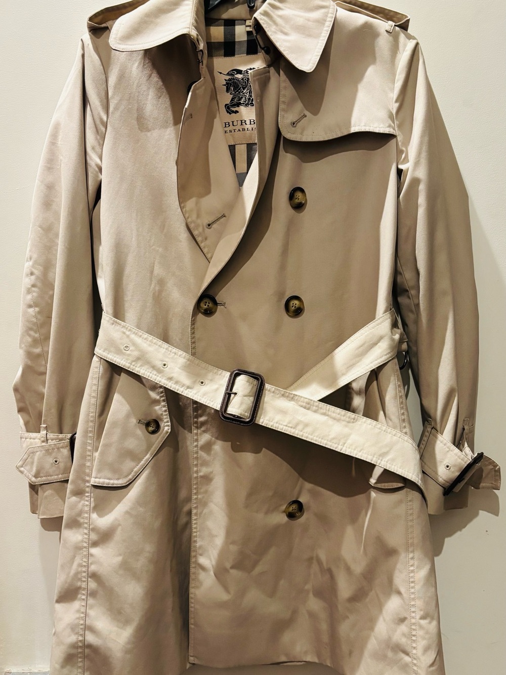 Burberry Mid-Lenght Kensington Heritage Trench Coat.